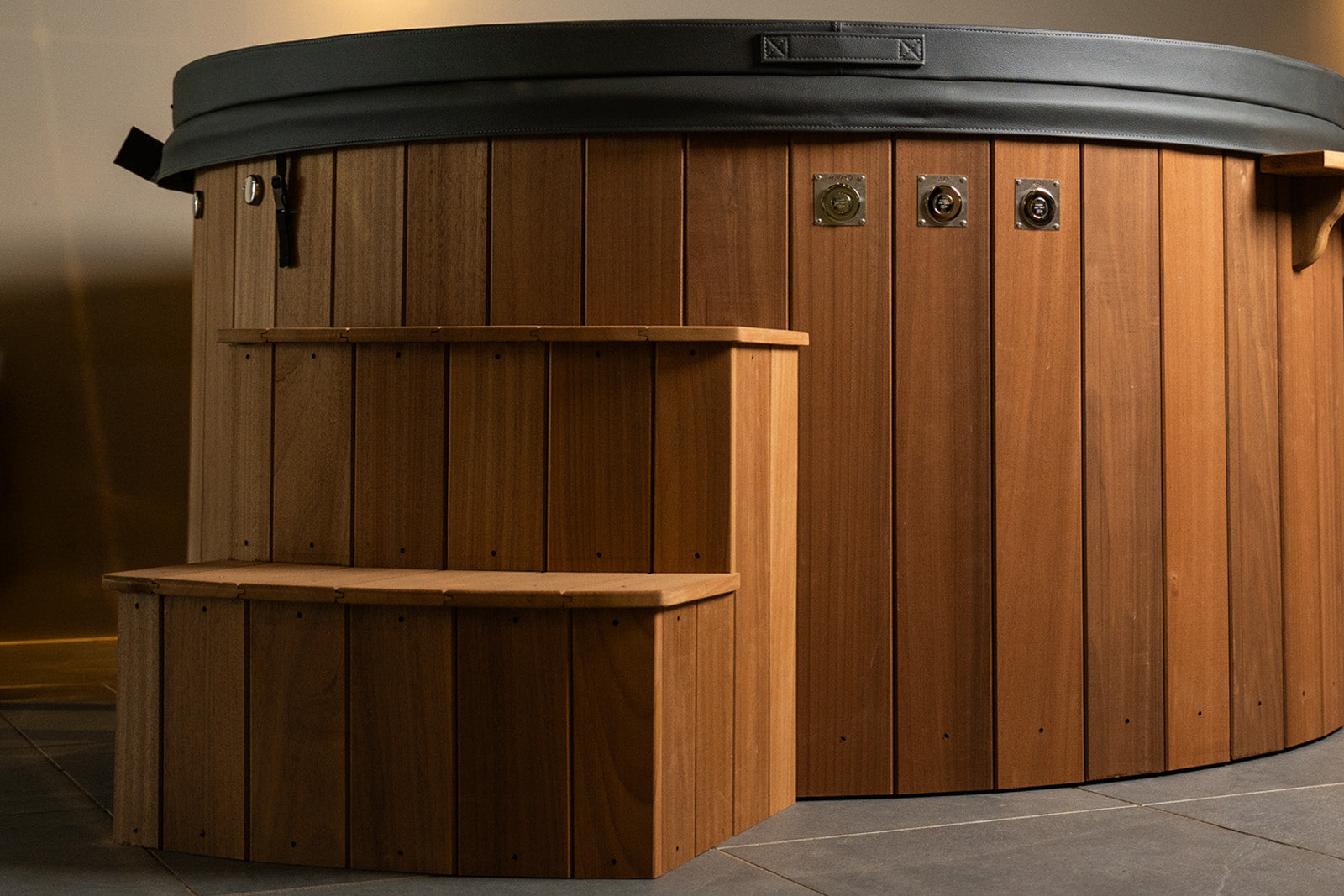 Verrijk uw buitenruimte met een authentieke houtgestookte hottub. Stijlvol, duurzaam en zonder elektriciteit.