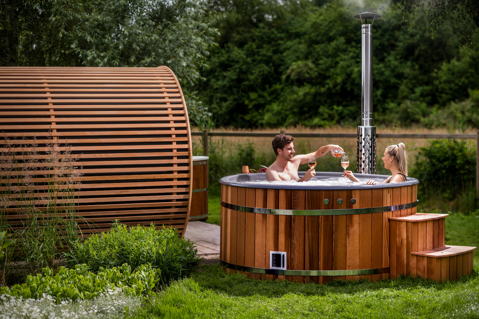 Bij Happy Timber maken we die droom werkelijkheid. Onze hottubs worden volledig op maat ontworpen en gebouwd in onze eigen fabriek in Waardenburg, met oog voor comfort en vakmanschap.