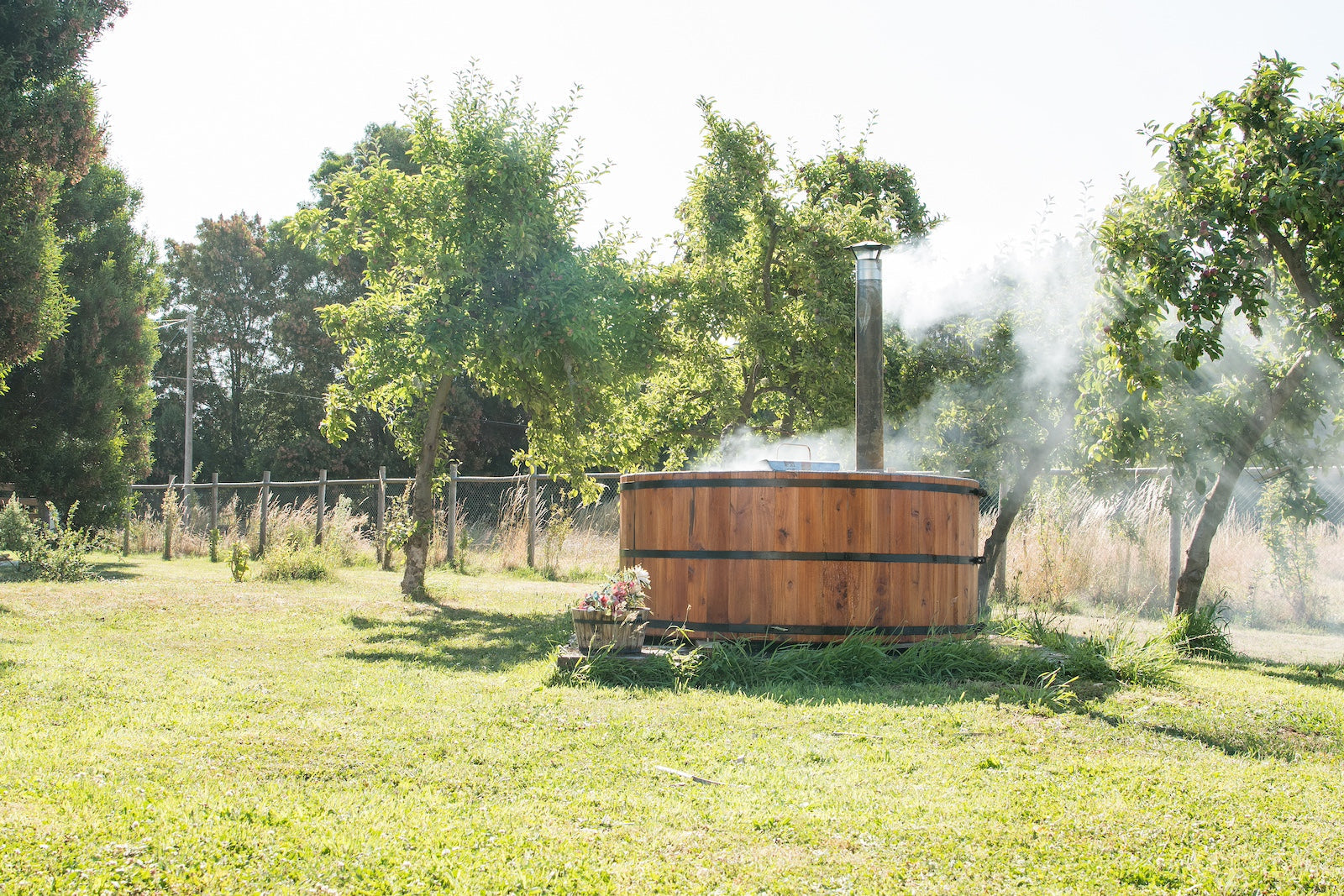 Een hottub in een serene tuinomgeving