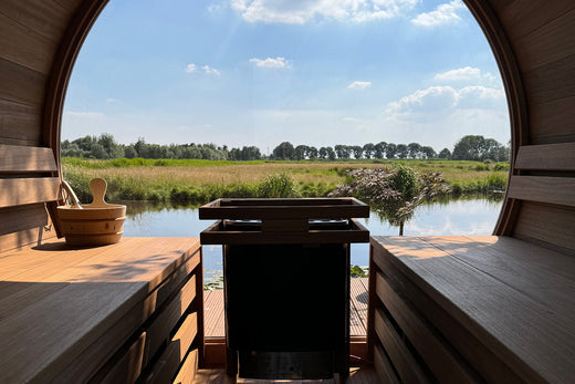 Houten Finse sauna met banken en uitzicht op een rustige buitenomgeving