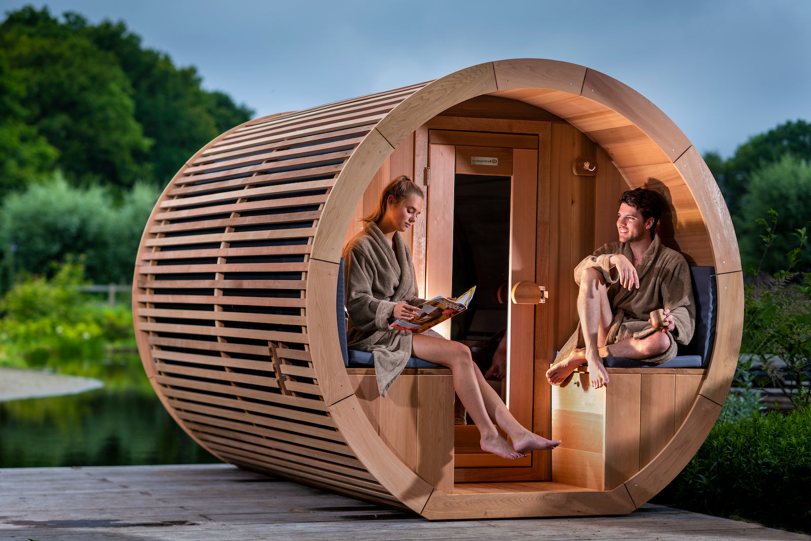 Happy Timber is ontstaan uit een passie voor vakmanschap, buitenleven en het creëren van rust. Wij ontwerpen en bouwen maatwerk wellnessproducten zoals buitensauna’s, hottubs en ijsbaden – stuk voor stuk vervaardigd in onze eigen fabriek in Waardenburg.