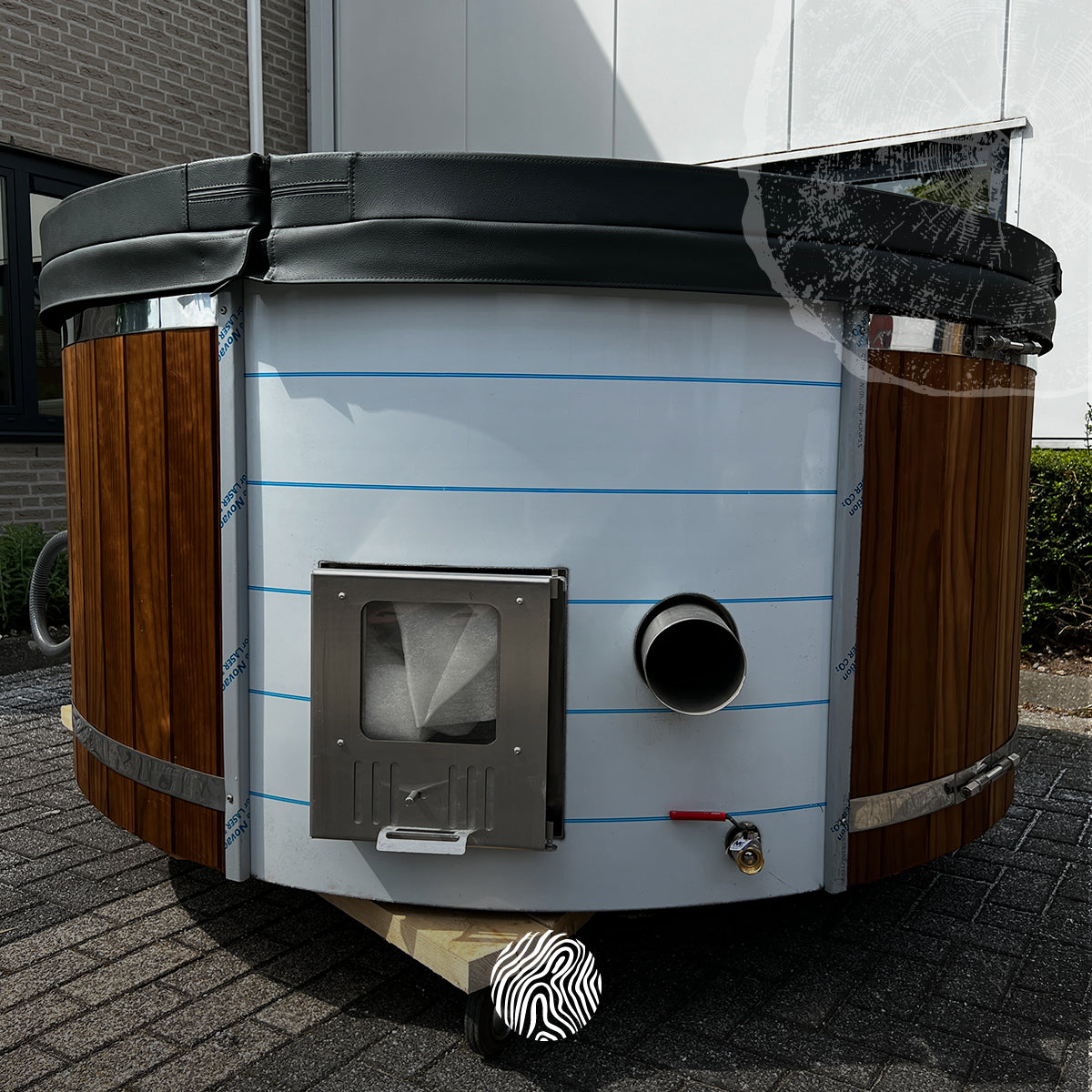 Luxury Radiata Pine hot tub with SPA system and 3kW heater