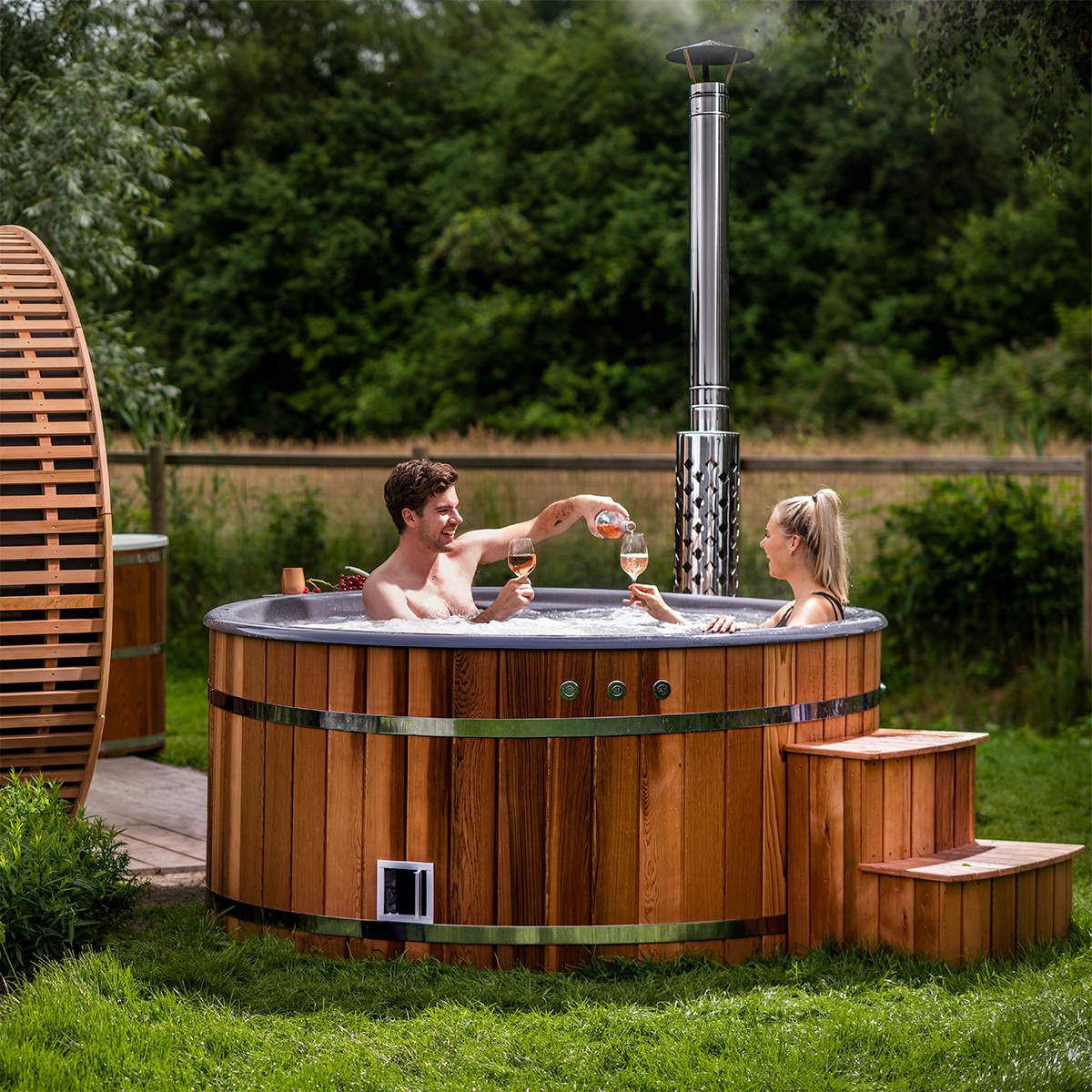 Pine wood-fired hot tub for 4-6 people